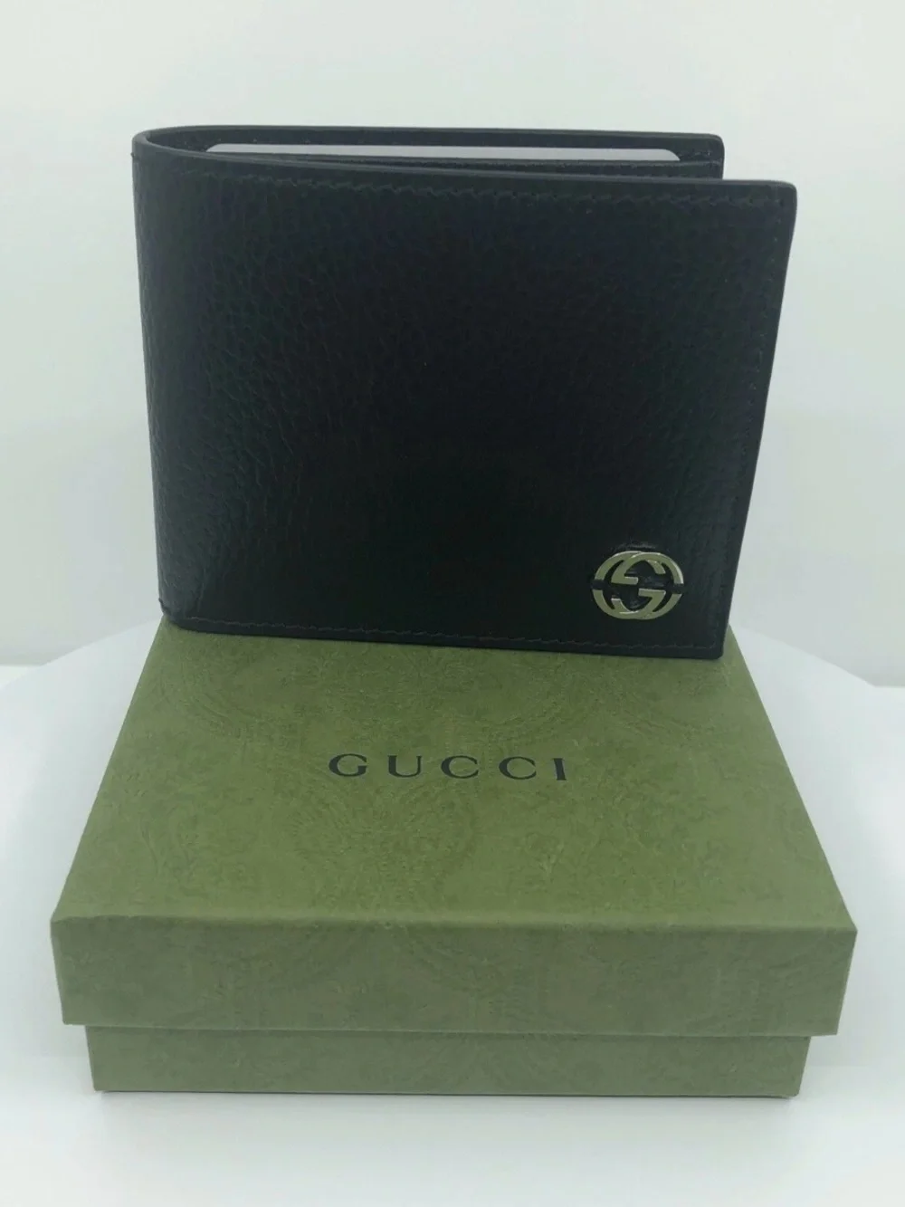 Gucci Men's Black Bifold Wallet Solid Logo Accent Credit Card Feature